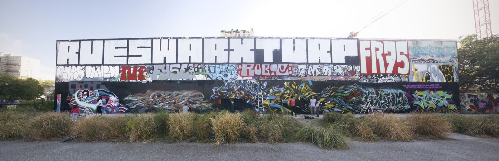 Writers peignant le mur des Cornouailles à Ivry-sur-Seine