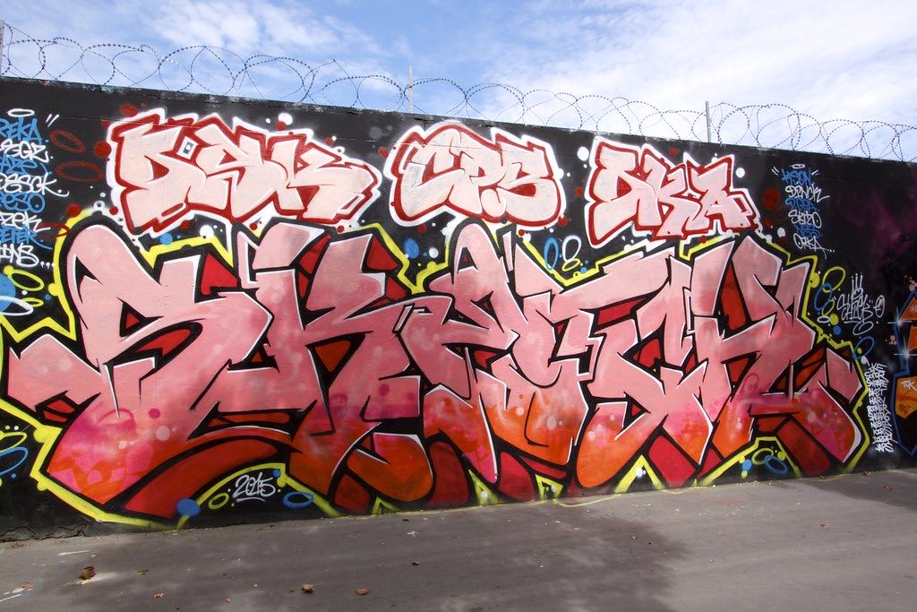 Graffiti lettrage rose et rouge rue Ordener, 18e