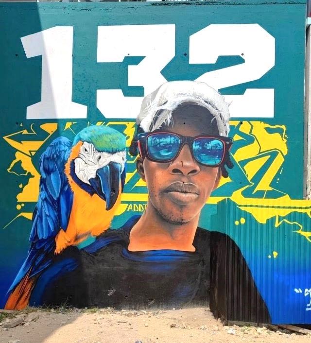 Fresque d'un visage au Spot 13 à Paris