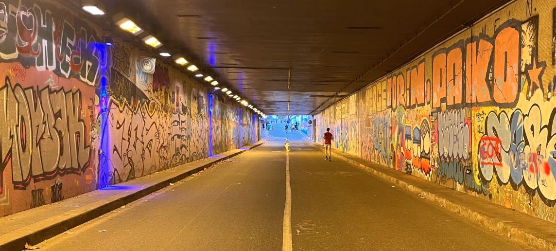 Fresque géométrique colorée dans le tunnel des Tuileries à Paris