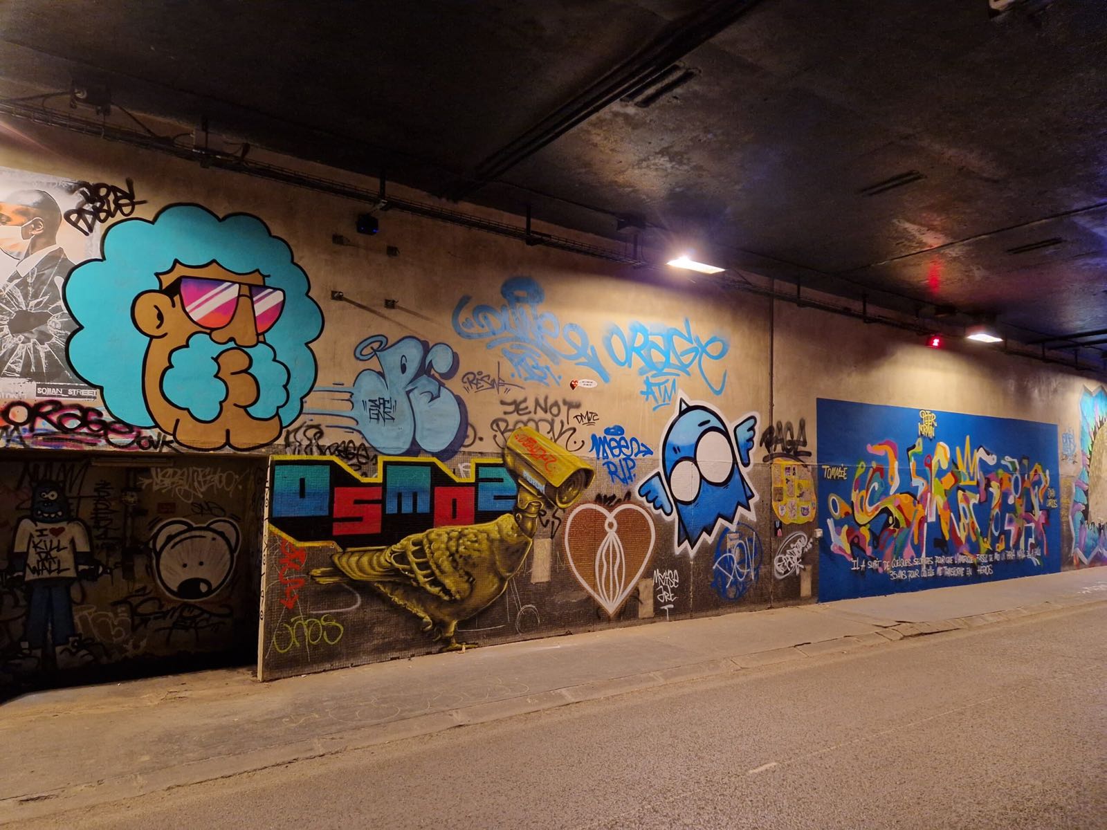 Graffiti dans le tunnel des Tuileries, Paris 1er
