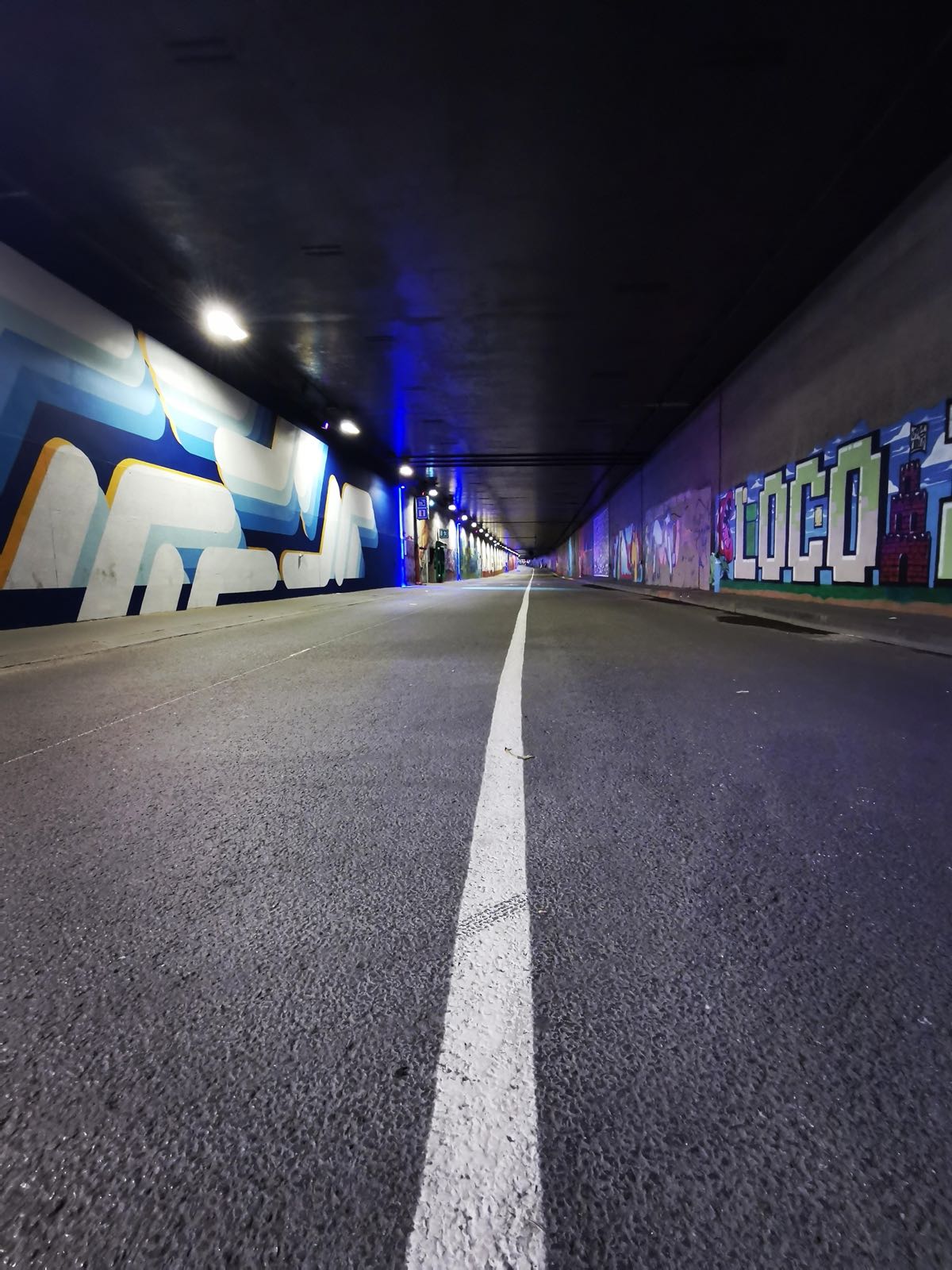 Mur peint du tunnel des Tuileries à Paris